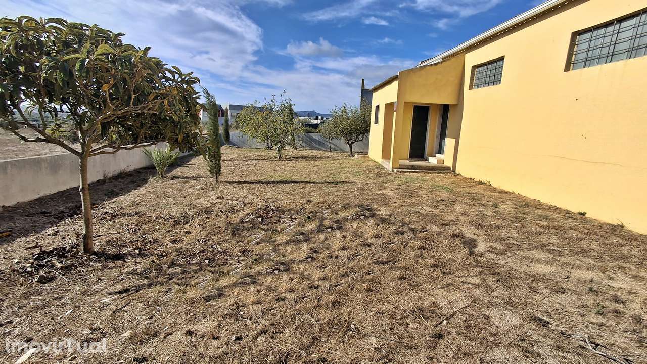 Magnifica propriedade constituída por armazém e moradia bi-familiar. - Grande imagem: 3/42