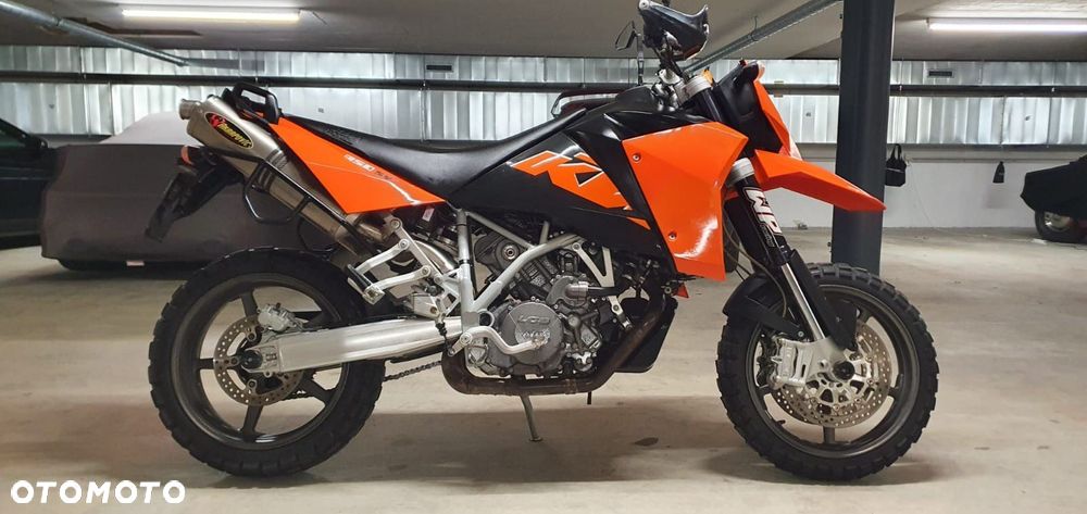 KTM 950 SUPERMOTO 990 SM wydech akrapovic owiewka osłona boczek zbiornik silnik zawieszenie set podnóżek swap siedzenie chłodnica regulator moduł przełącznik przekaźnik licznik wiązka tłumik czasza wypełnienie licznik gaźnik silnik stelaż - 1