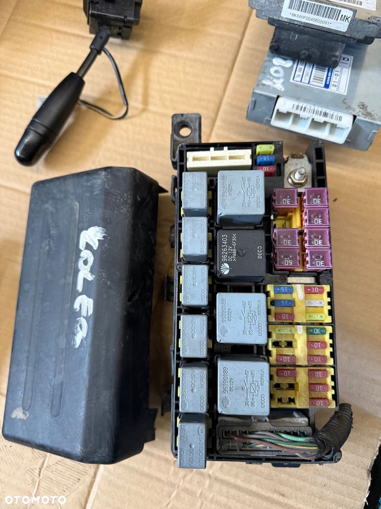 Kalos daewoo  Sterownik automatycznej skrzyni biegów 96484426 - 100  Sterownik komputera silnika 96417550 - 100  Skrzynka bezpieczników - 150  Przełącznik świateł manetka 520331-1000T - 100  Nie wiem co to FS4KB0LNZ  Zegar wyświetlacza (2sztuki) - 100 złoty sztuka  Licznik obrotomierz: 96413686 - 150 96461306 - 150  Panel nawiewu/klimatyzacji (2 sztuki) - 100 złoty sztuka  Dmuchawa nawiewu 4051-031* - 100  Wybierak do zmiany biegów kompletny automat - 400 złoty - 12
