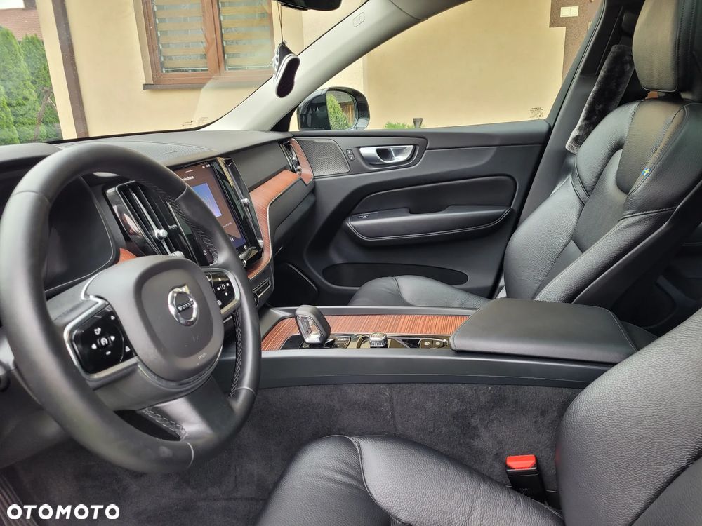 Volvo XC 60 B5 B AWD Plus Dark - 18