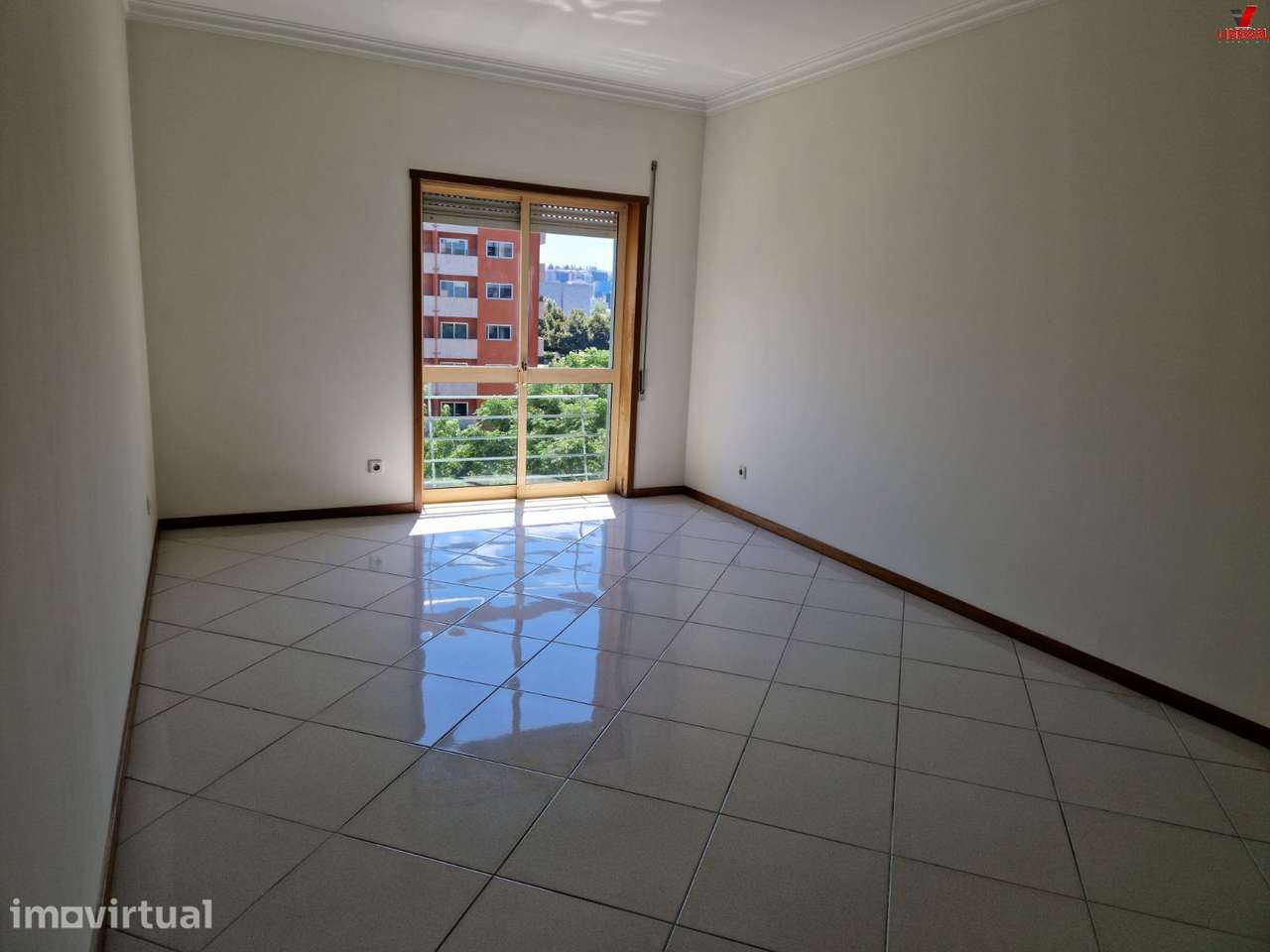 T2 Nogueiró com Eletrodomésticos e Lugar de Garagem - Grande imagem: 5/17