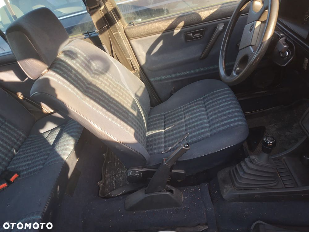 VW GOLF II  1.6 PN    BŁOTNIK PRAWY LEWY PRZÓD  LA7U - 21