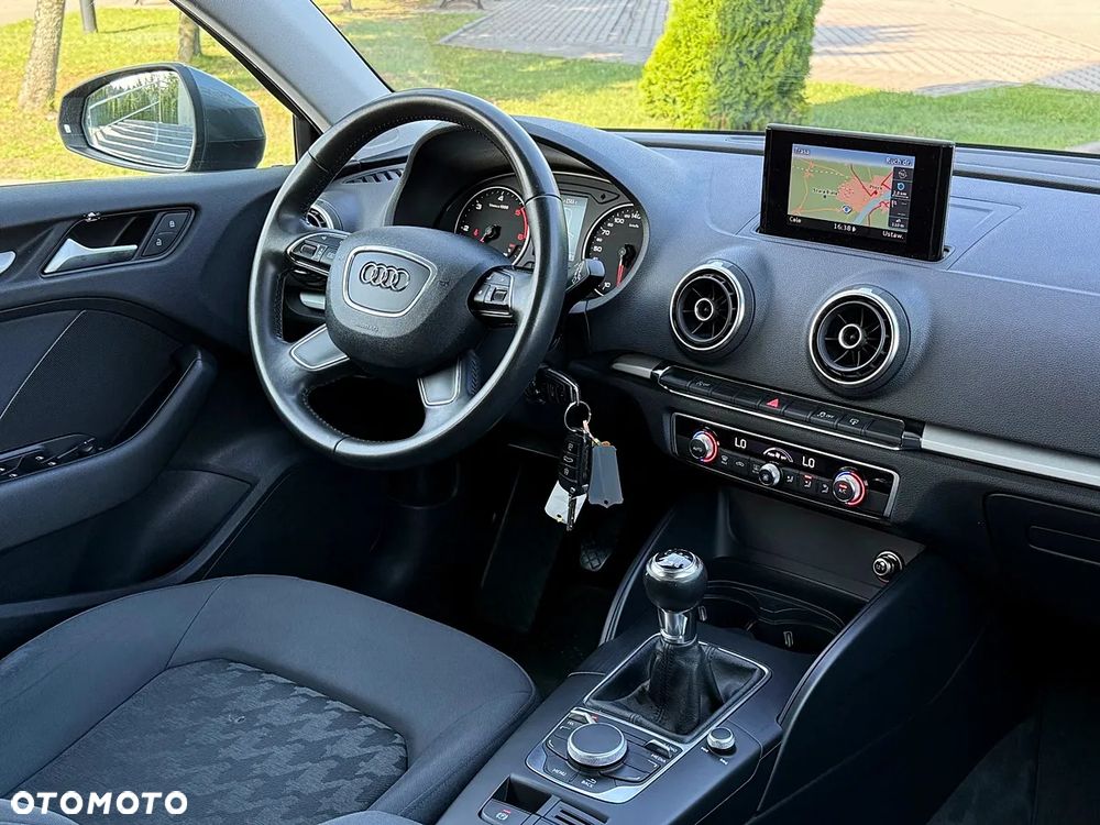 Audi A3 Sportback 1.6 TDI S line Sportpaket - 15