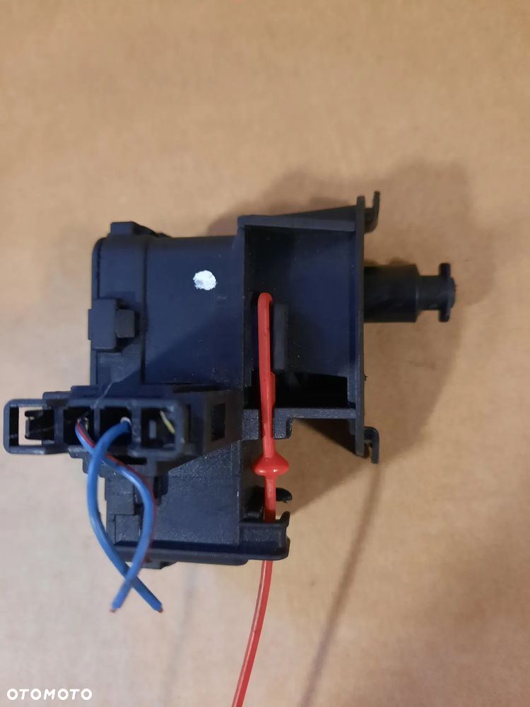 Siłownik klapki wlewu paliwa Audi A4 B8   8K0862153 - 1