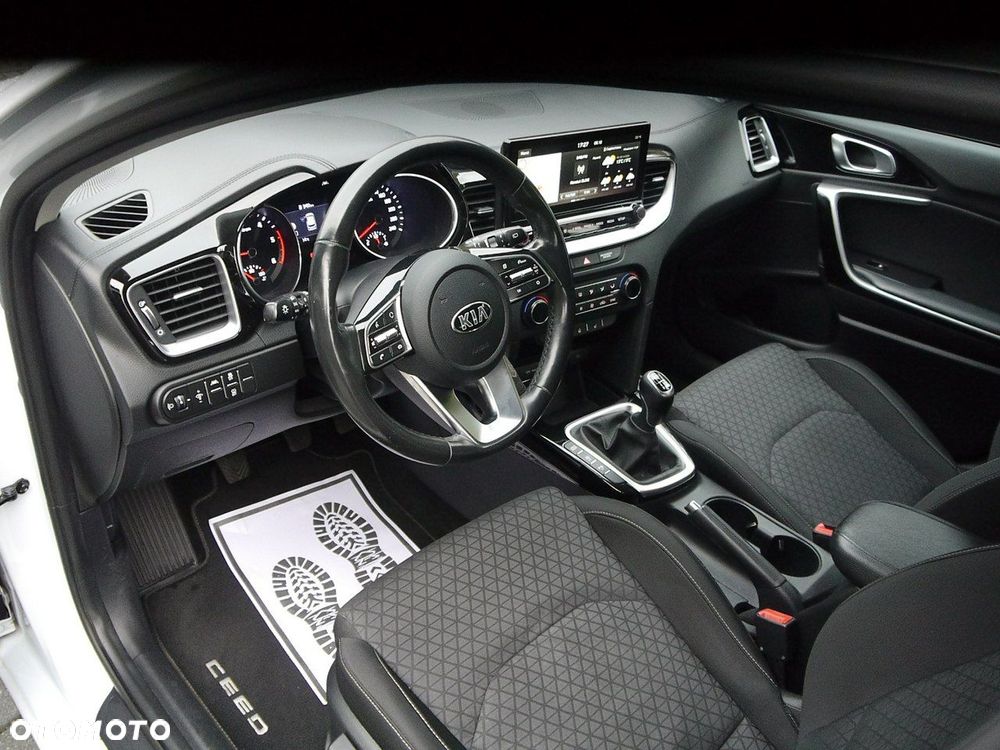 Kia Ceed 1.6 CRDi mHEV Business Line - 23