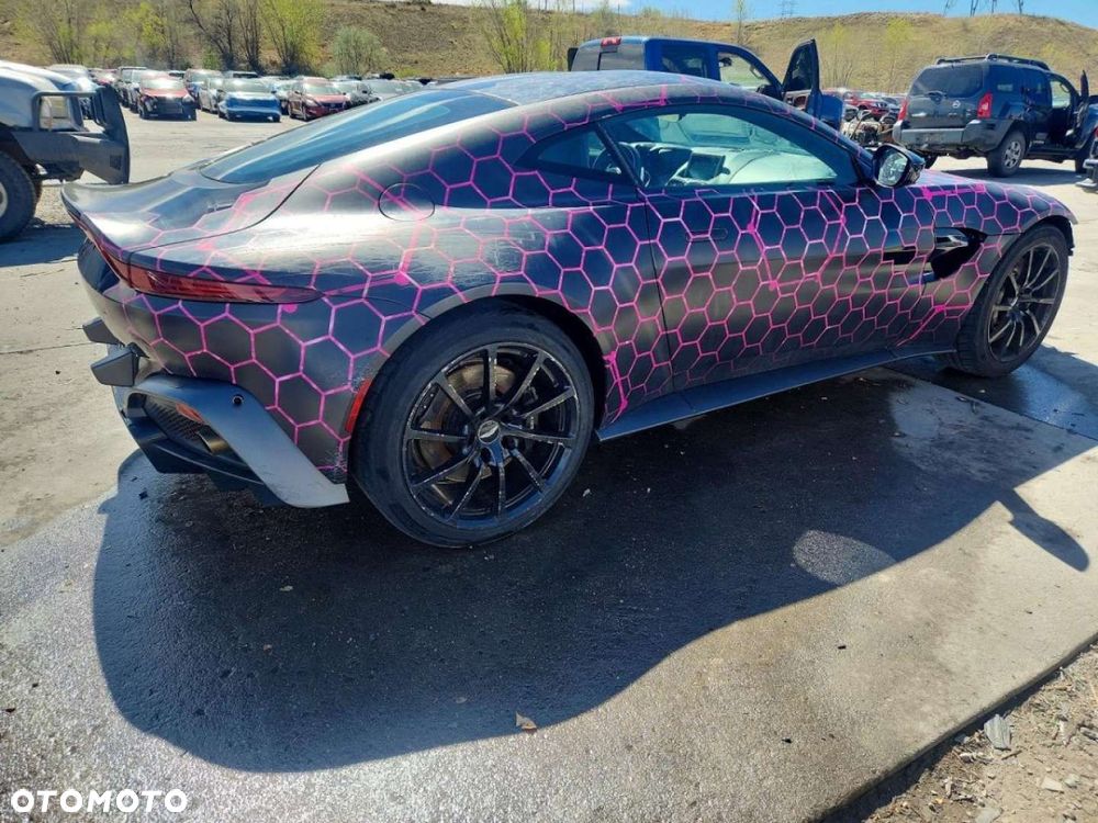 Aston Martin Vantage - 4
