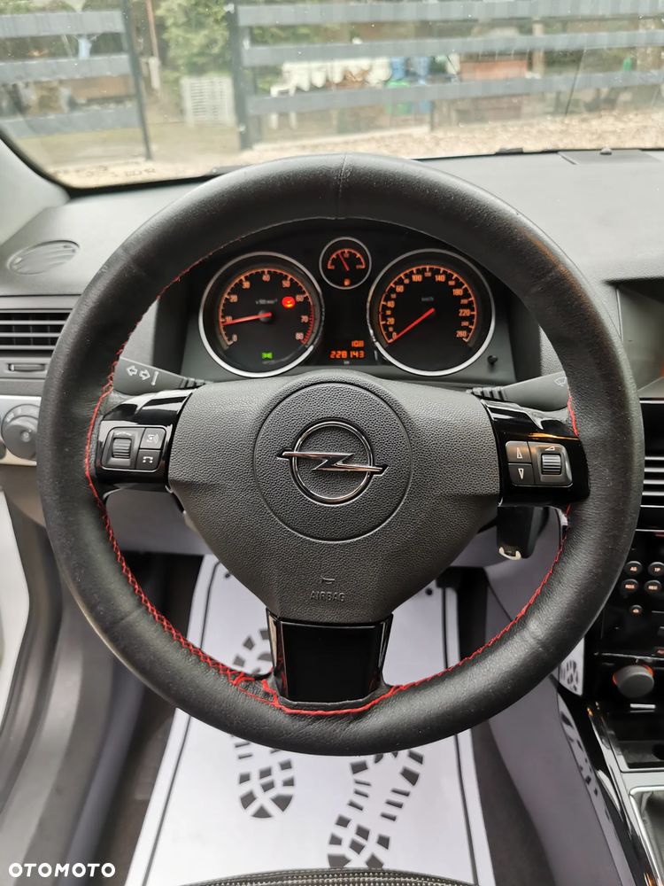 Opel Astra 1.6 Black&White - 17
