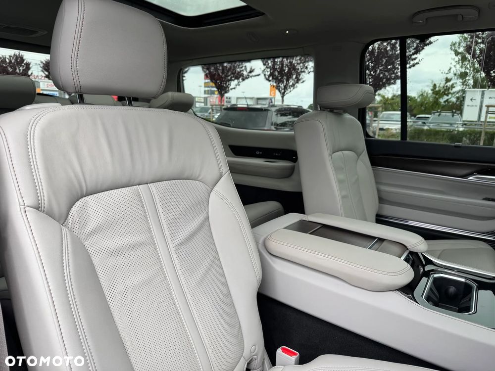 Jeep Grand Wagoneer - 16