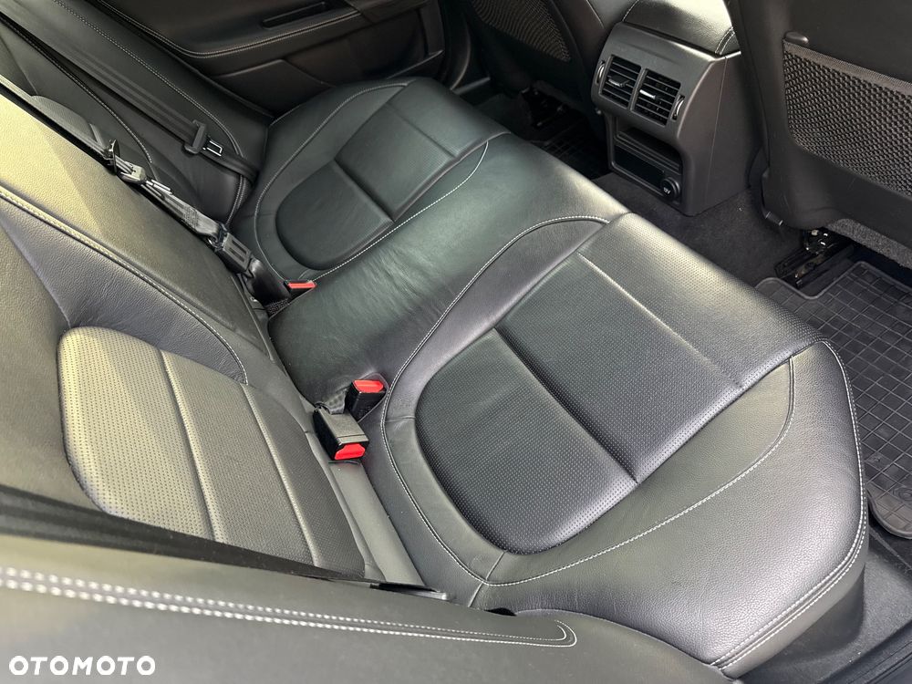 Jaguar XE 2.0 D R-Sport - 26