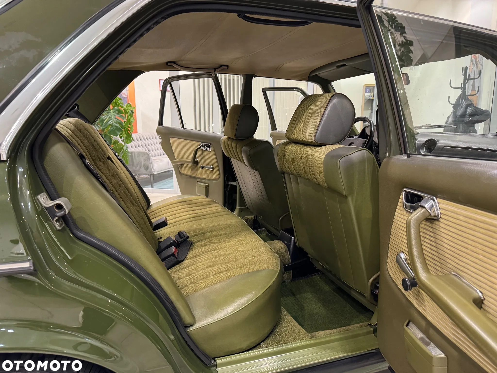 Mercedes-Benz W123 - 24