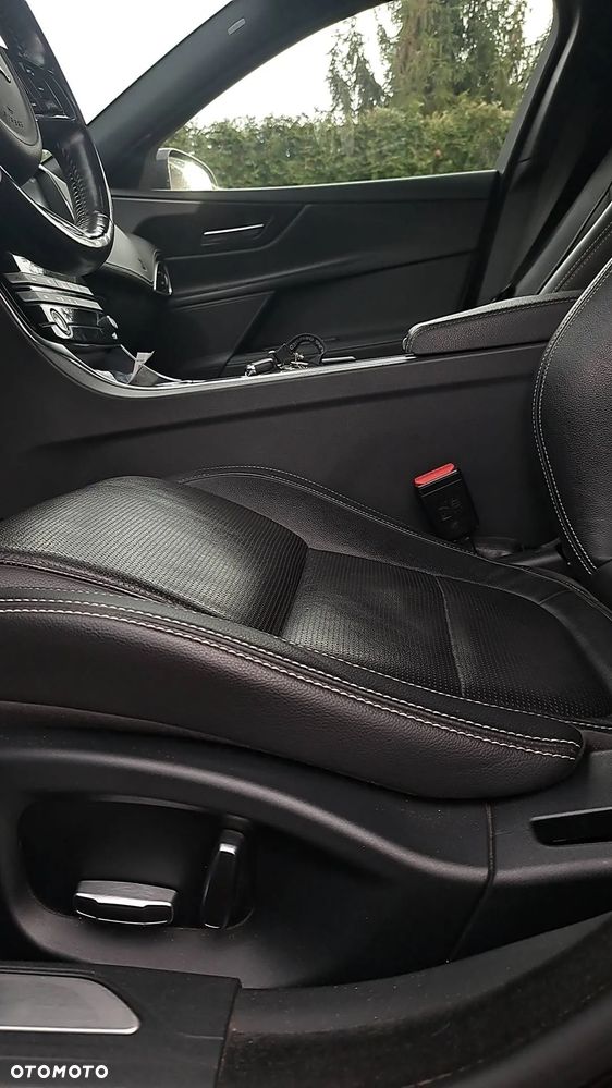 Jaguar XE 2.0 D R-Sport - 11