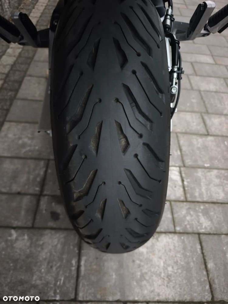 Suzuki GSR - 12
