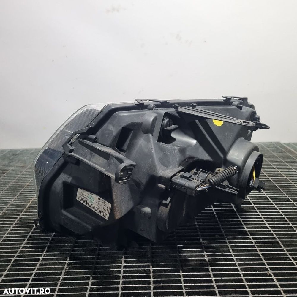 Far Dreapta Dacia Duster Facelift 2014 - 2017 SUV 4 Usi (1438) Fara xenon - 3