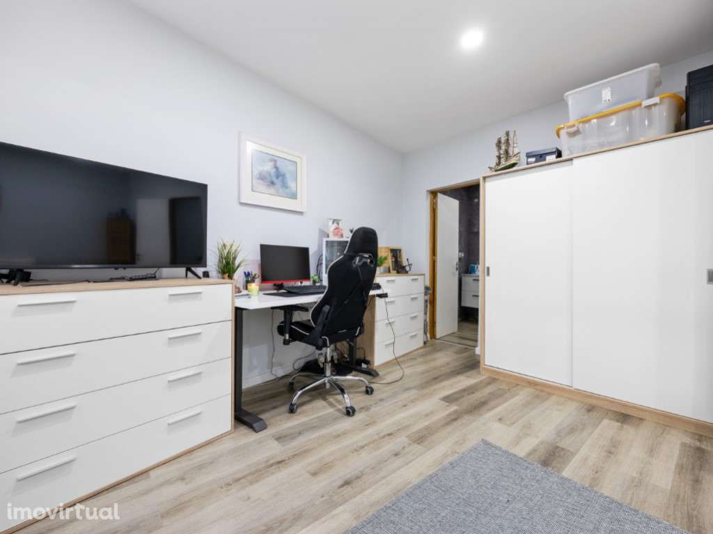 Apartamento de rés-do-chão, Térreo e remodelado, com Terraço. - Grande imagem: 4/23