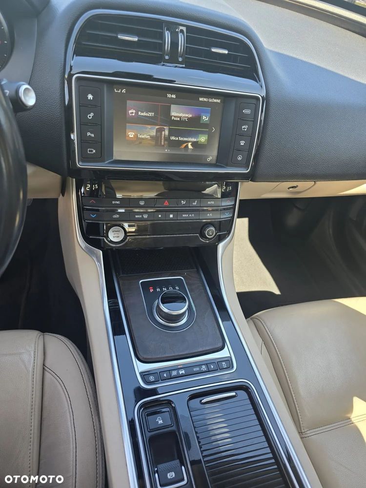 Jaguar XE 2.0 D Prestige - 11