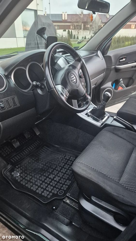 Suzuki Grand Vitara 2.0 Comfort + - 8