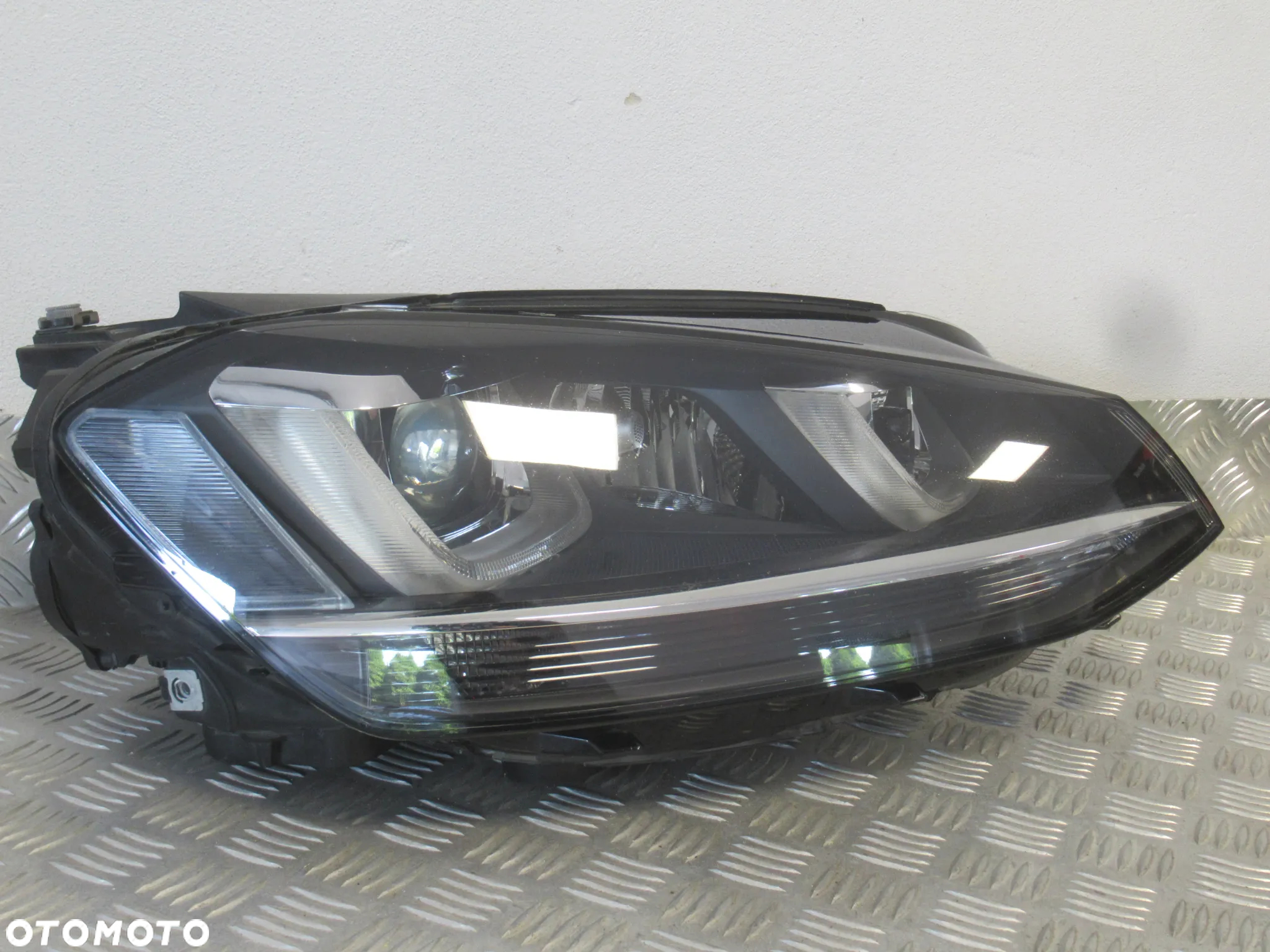 LAMPA PRZEDNIA PRZÓD PRAWA VW GOLF VII 7 5G1 BI-XENON 2012-2016 rok - 2