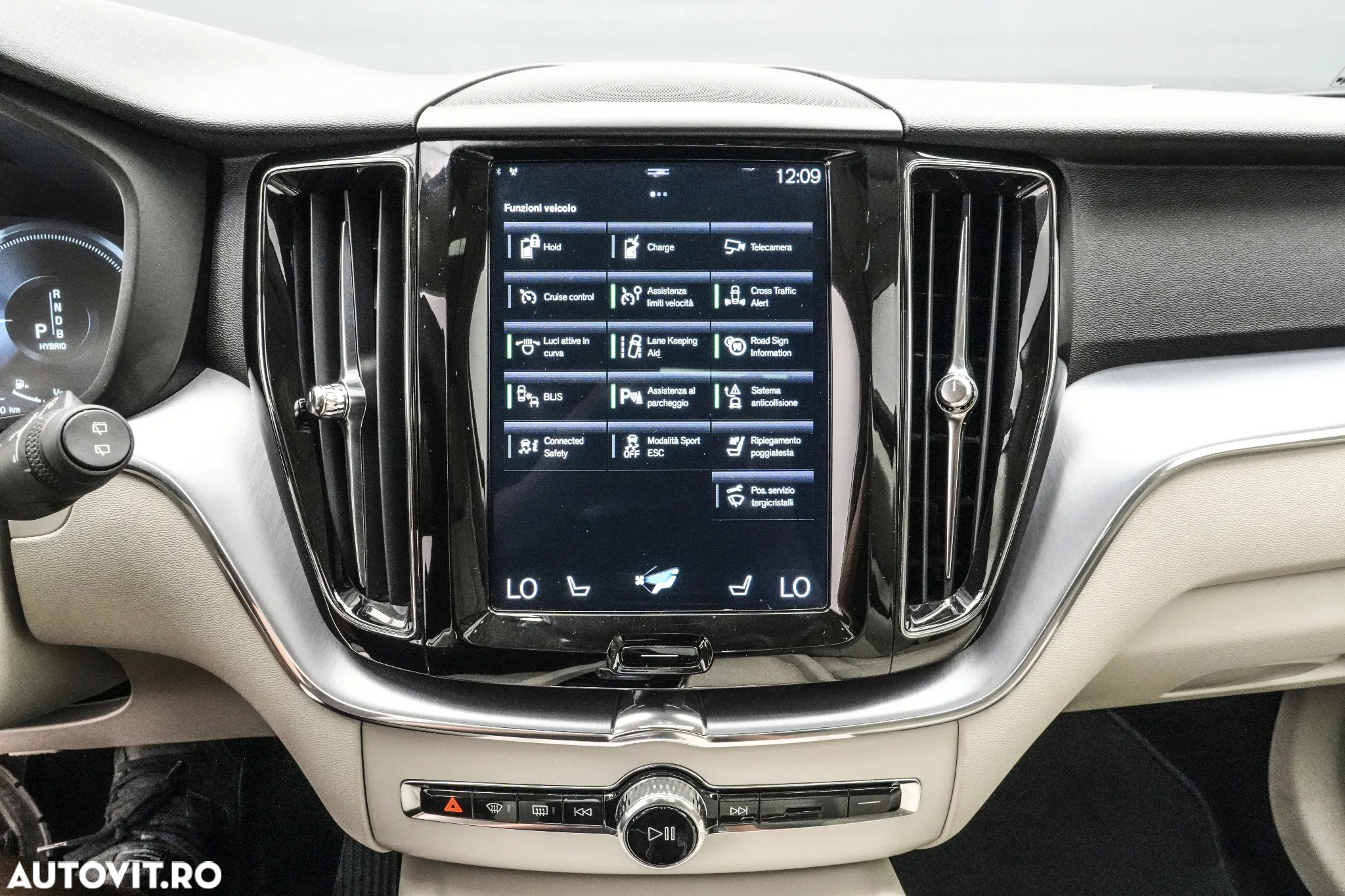 Volvo XC 60 T8 Twin Engine AWD Momentum Pro - 22
