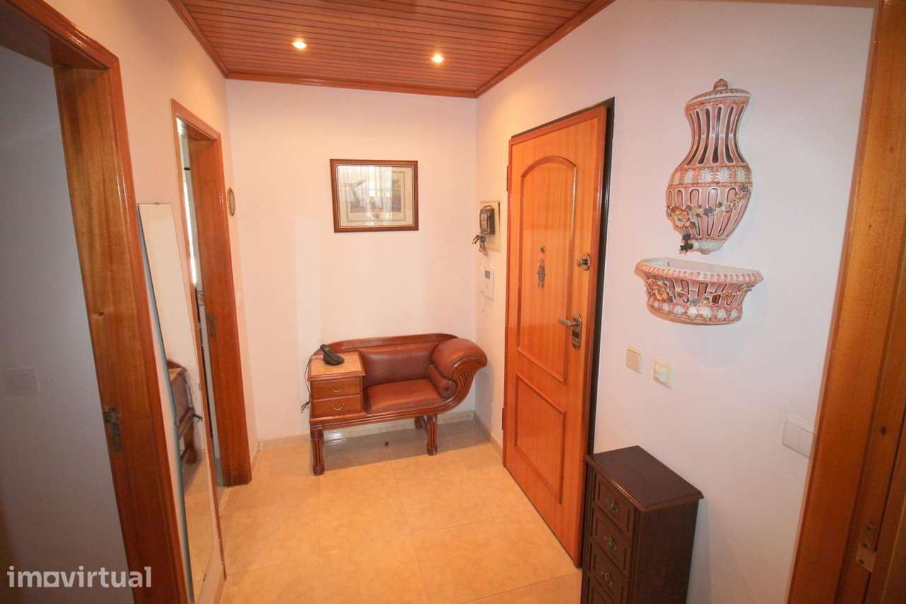 Apartamento T3 com Excelentes Áreas em Vale Mourão - Grande imagem: 2/32
