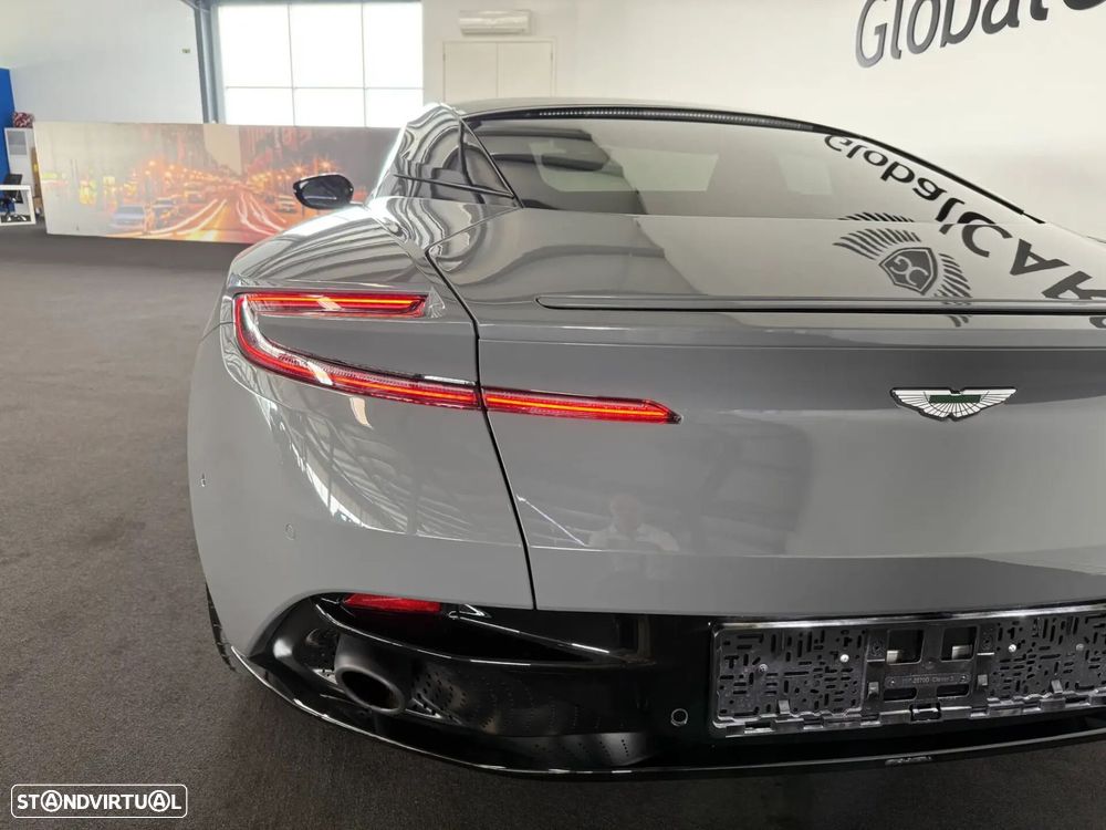 Aston Martin DB11 Coupé - 14