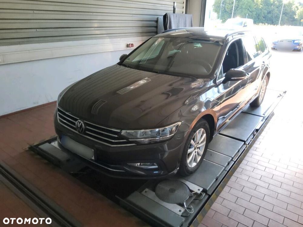 Volkswagen Passat - 1