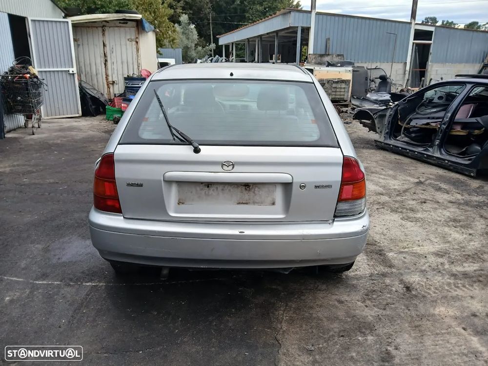 Mazda 323 de 2000 para peças - 4