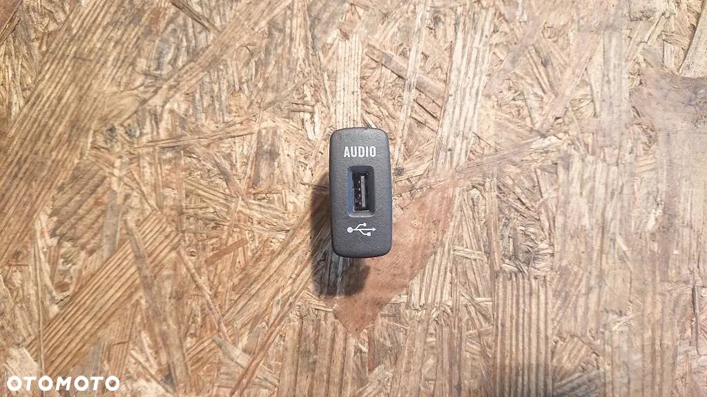 # SCANIA V8 R S XPI DC16 2015r GNIAZDO AUDIO USB 2146973 - 1