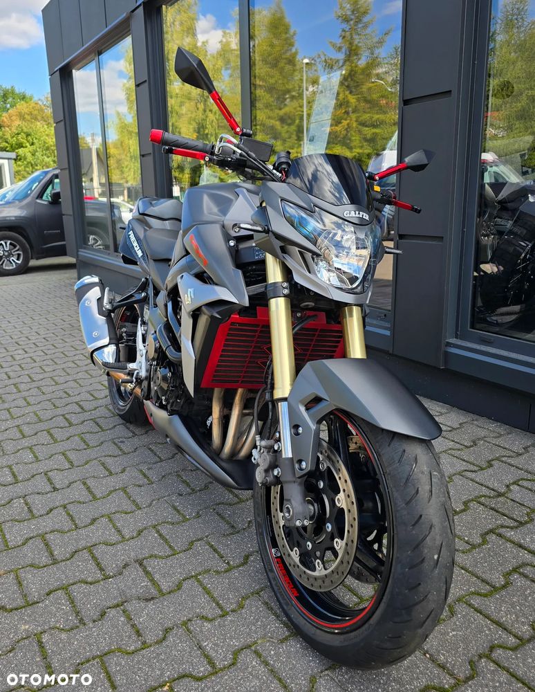 Suzuki GSR - 13