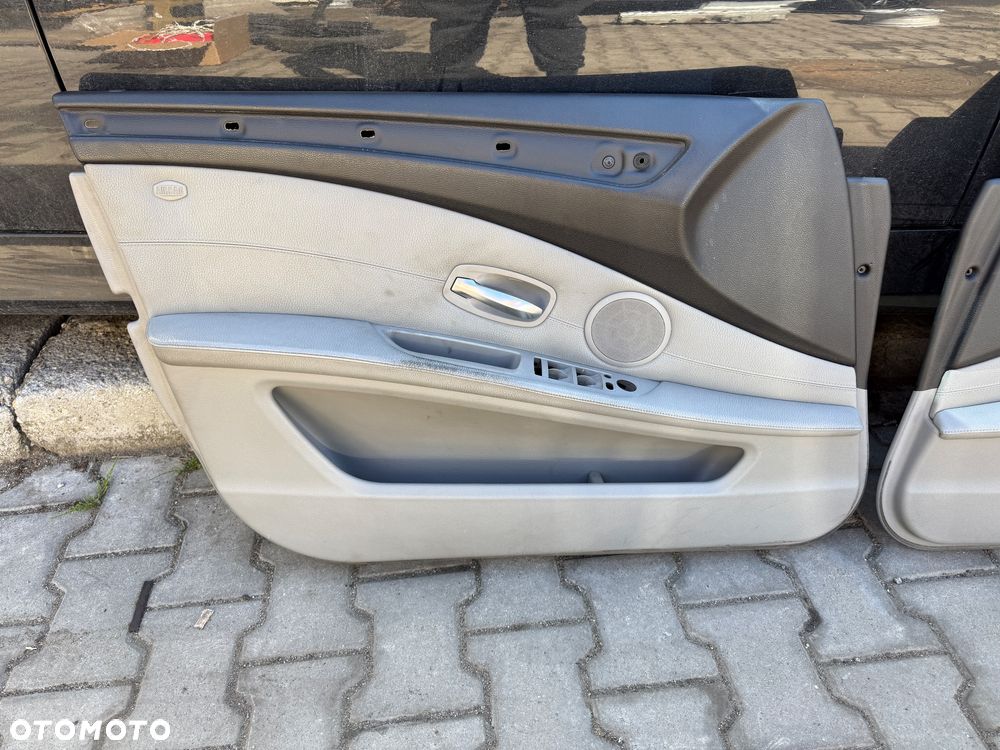 Boczki tapicerka drzwi komplet e60 e61 lift lci czarne / szare Europa ładne - 1