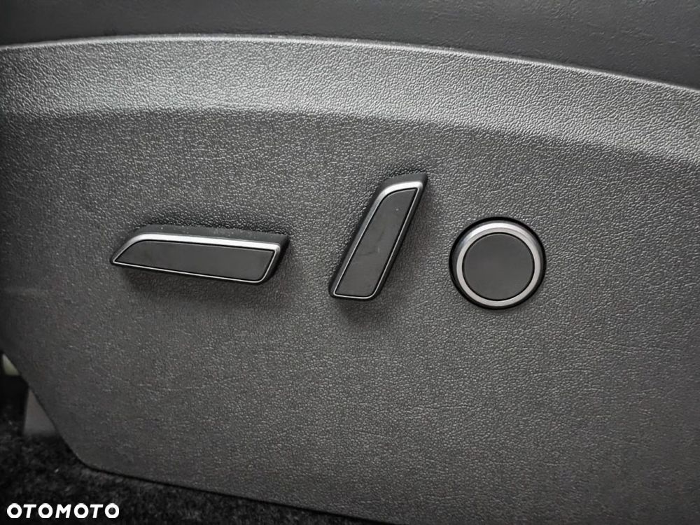 Tesla Model Y Long Range AWD - 25