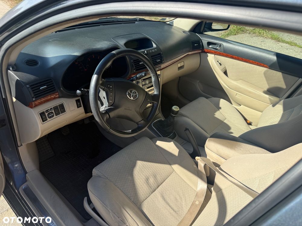 Toyota Avensis - 12