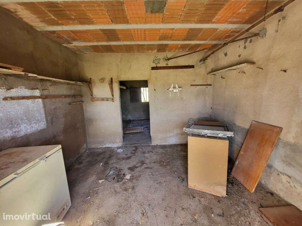 Moradia para recuperar inserida em terreno rústico de 5.750 m2 e ou... - Grande imagem: 2/15