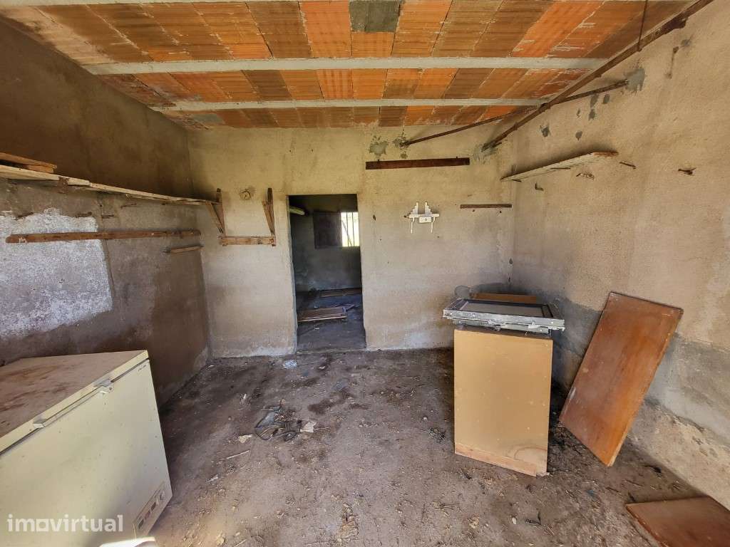 Moradia para recuperar inserida em terreno rústico de 5.750 m2 e ou... - Grande imagem: 2/15