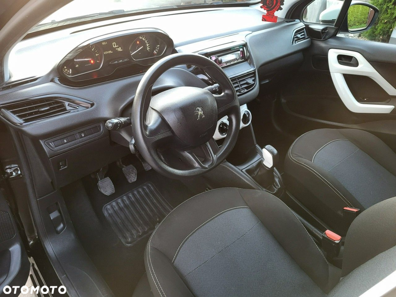 Peugeot 208 - 8