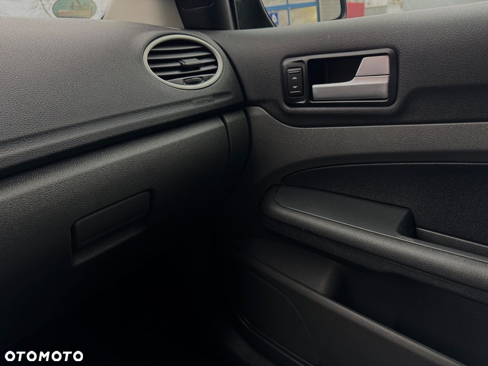 Ford Focus 1.8 Ghia - 26