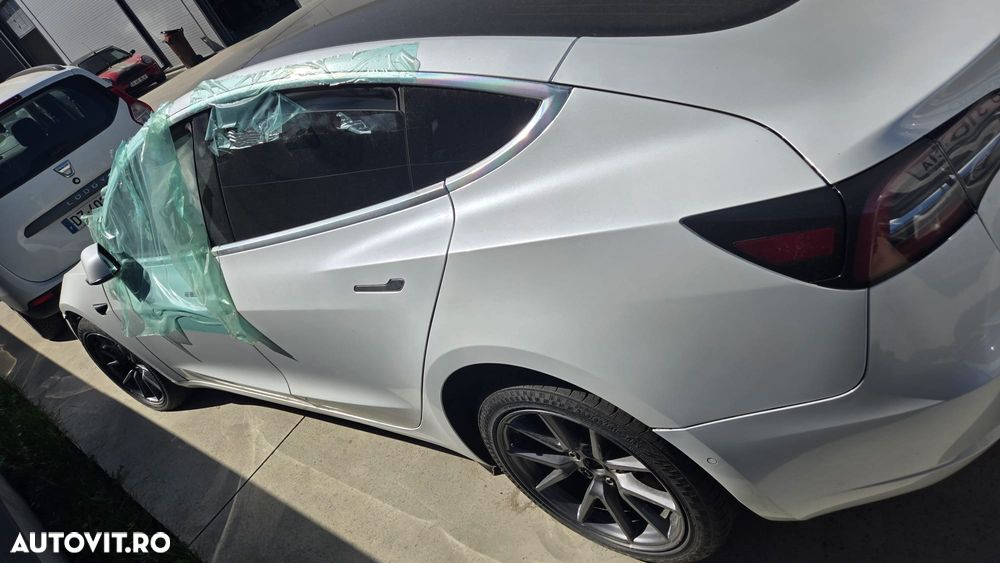 Tesla Model 3 - 6