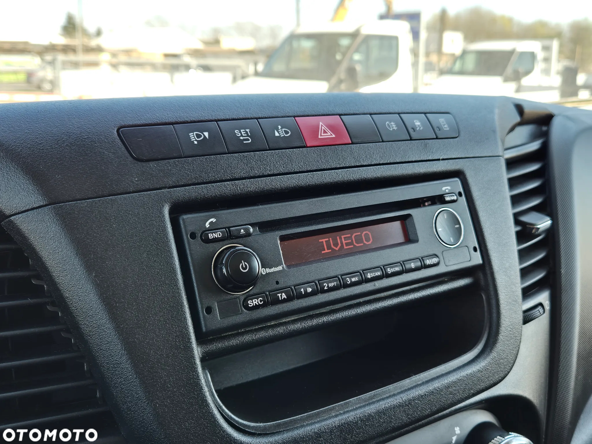 Iveco Daily 35S16, skrzynia 4,40 x 2,30m, klimatyzacja - 10