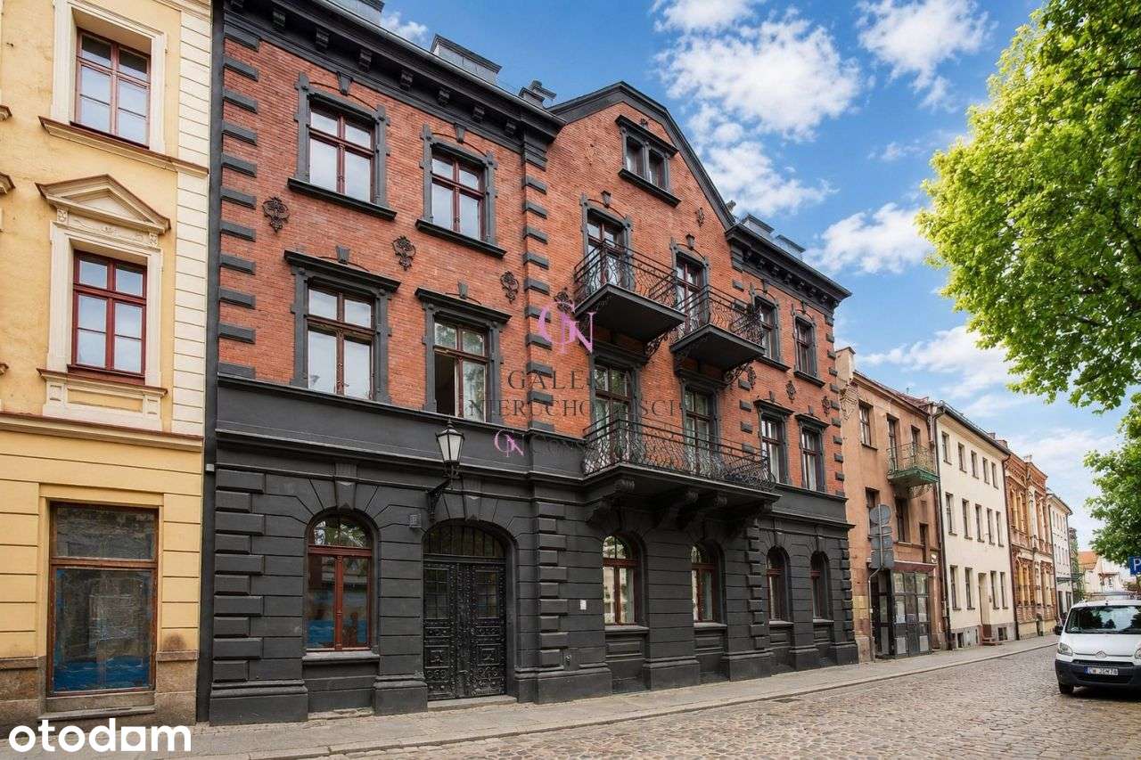 Odnowiona kamienica, oficyna, po remoncie