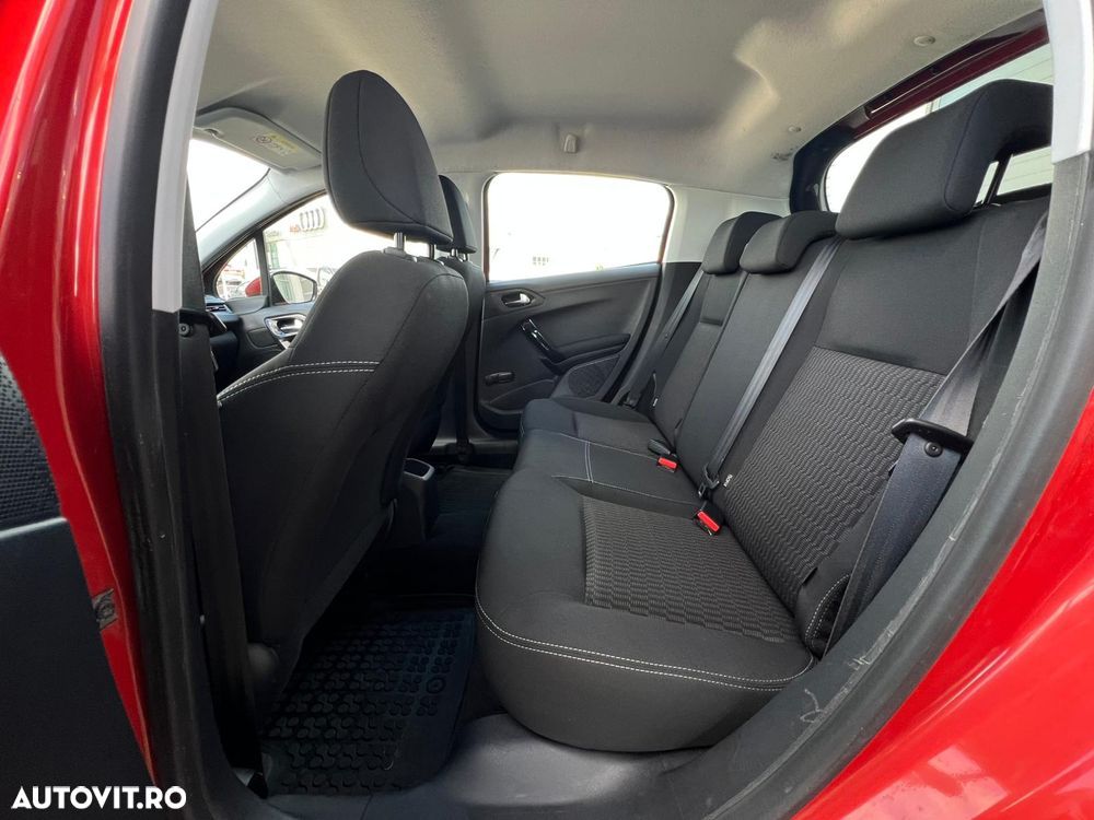 Peugeot 208 1.2 L PureTech Allure - 17