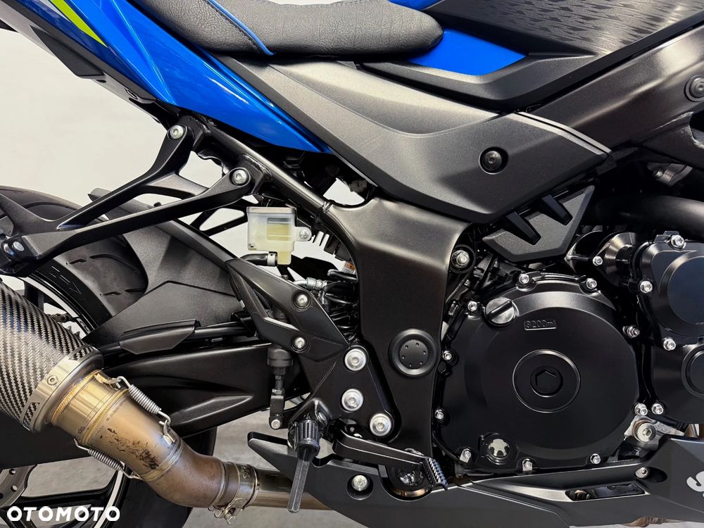 Suzuki GSX - 33