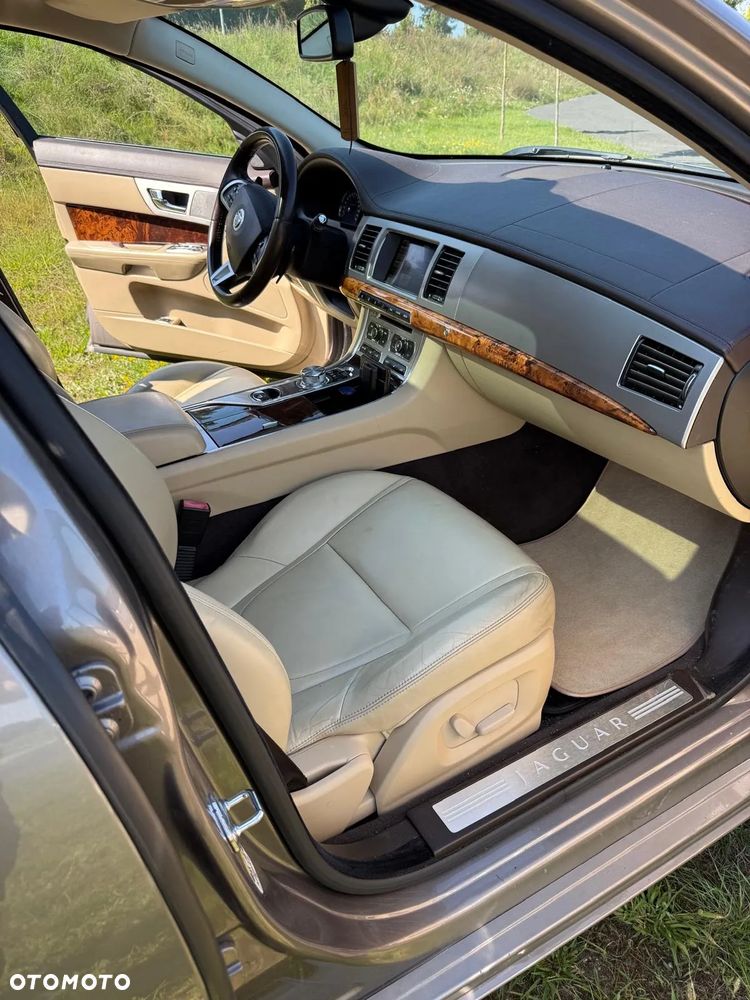 Jaguar XF 3.0 V6 D Luxury - 12