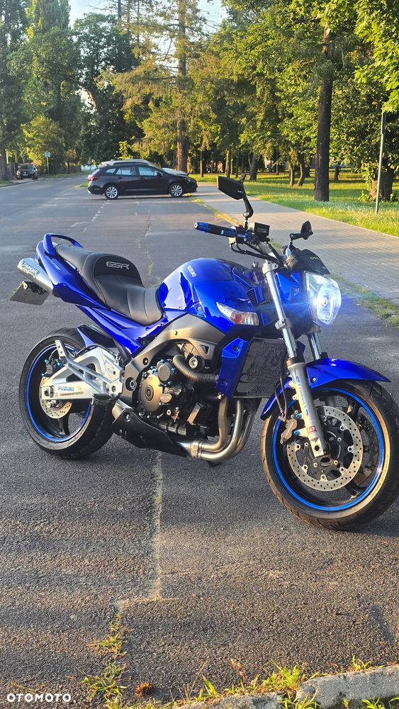 Suzuki GSR - 8