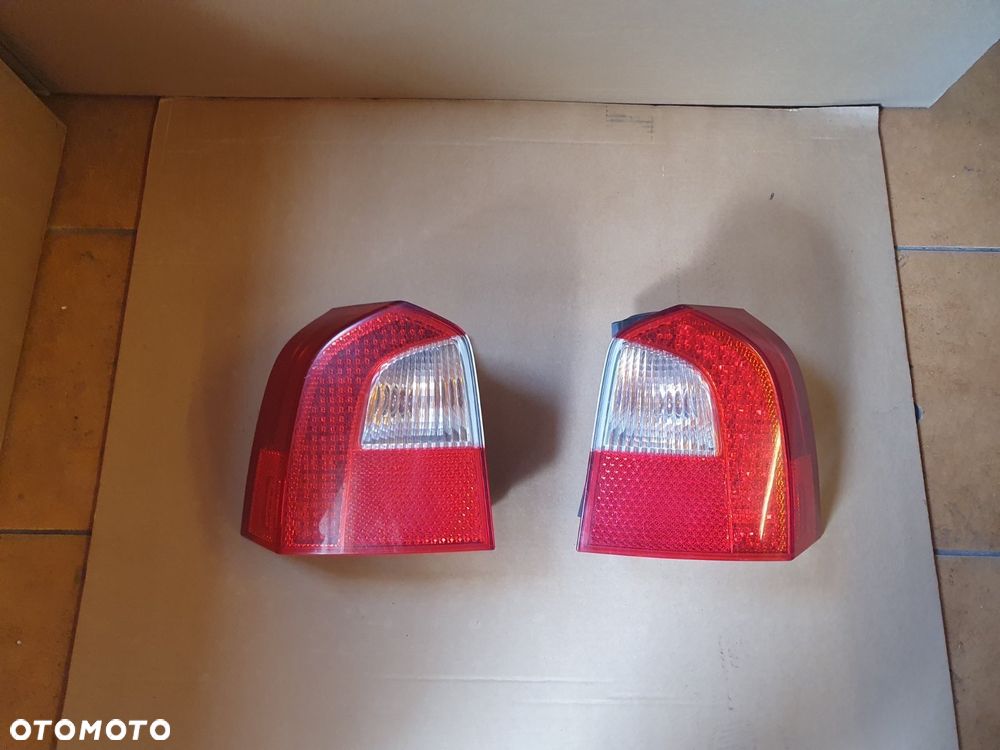LAMPA L/P TYŁ VOLVO V70 III 3 XC70 II 2