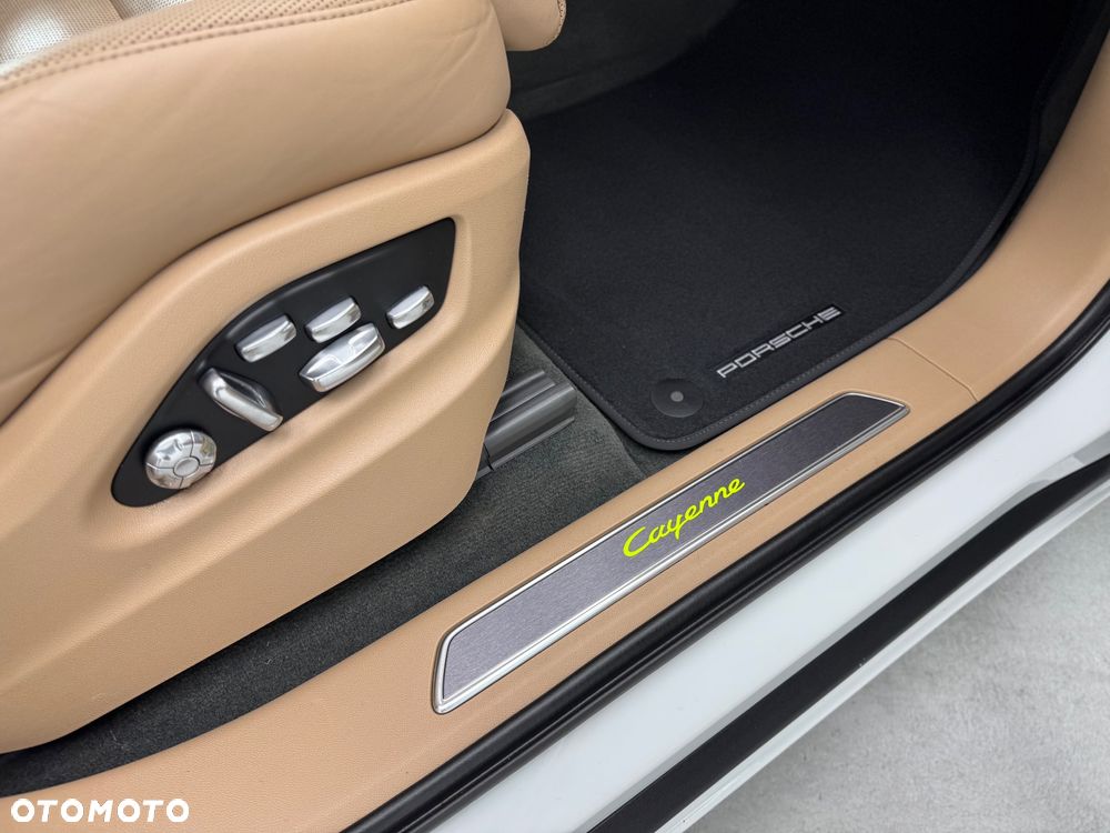 Porsche Cayenne - 26