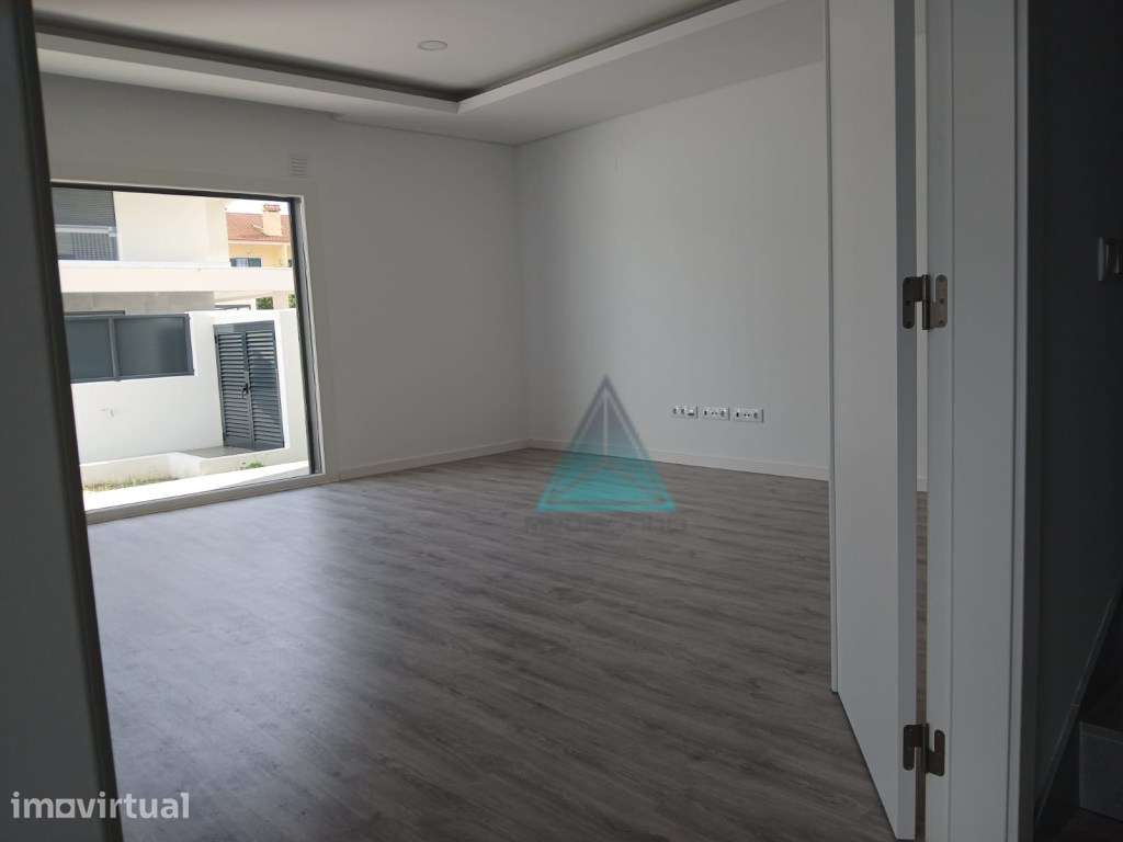 Moradia T3 em Fernão Ferro com Excelente Espaço Exterior - Grande imagem: 5/14