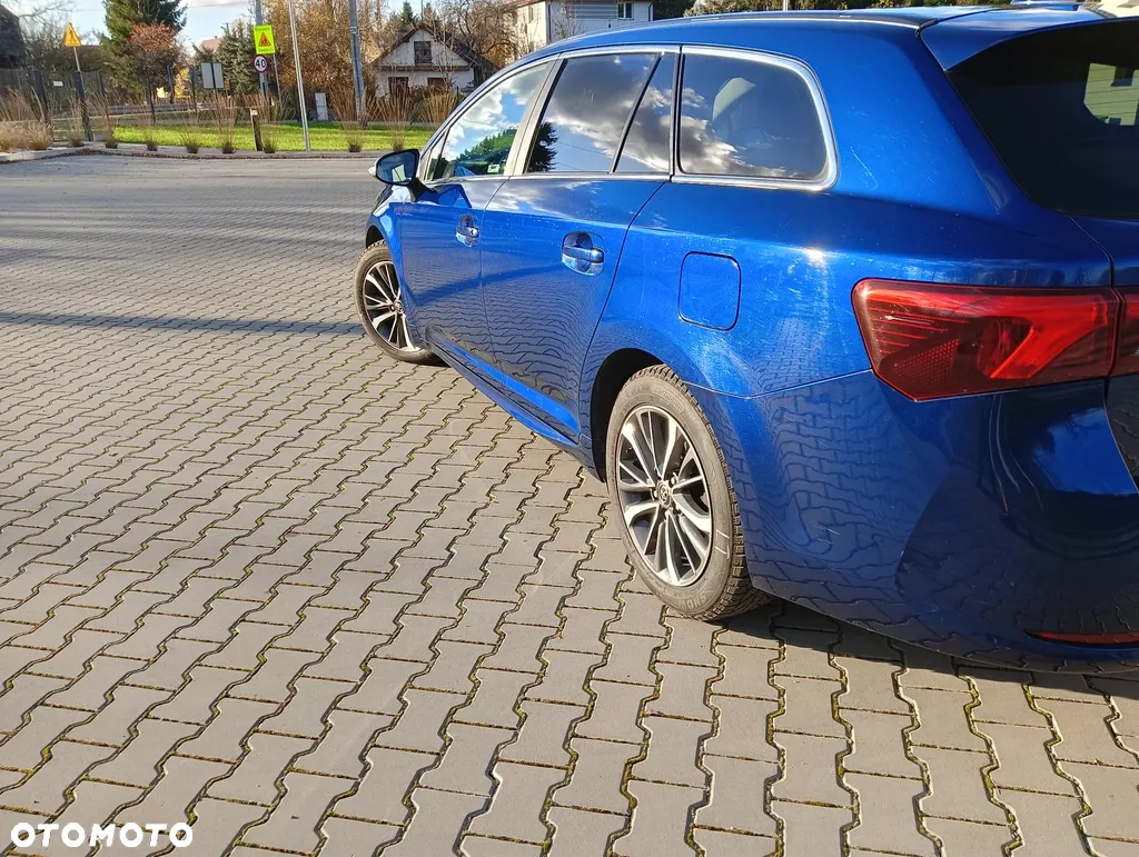 Toyota Avensis 2.0 D-4D Premium - 4