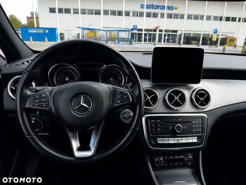 Mercedes-Benz GLA 200 7G-DCT - 14