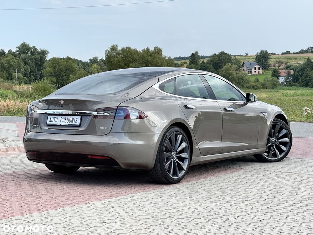 Tesla Model S - 3