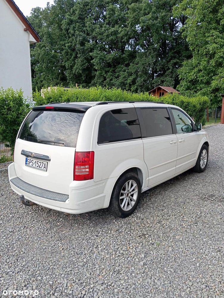 Chrysler Town & Country - 4
