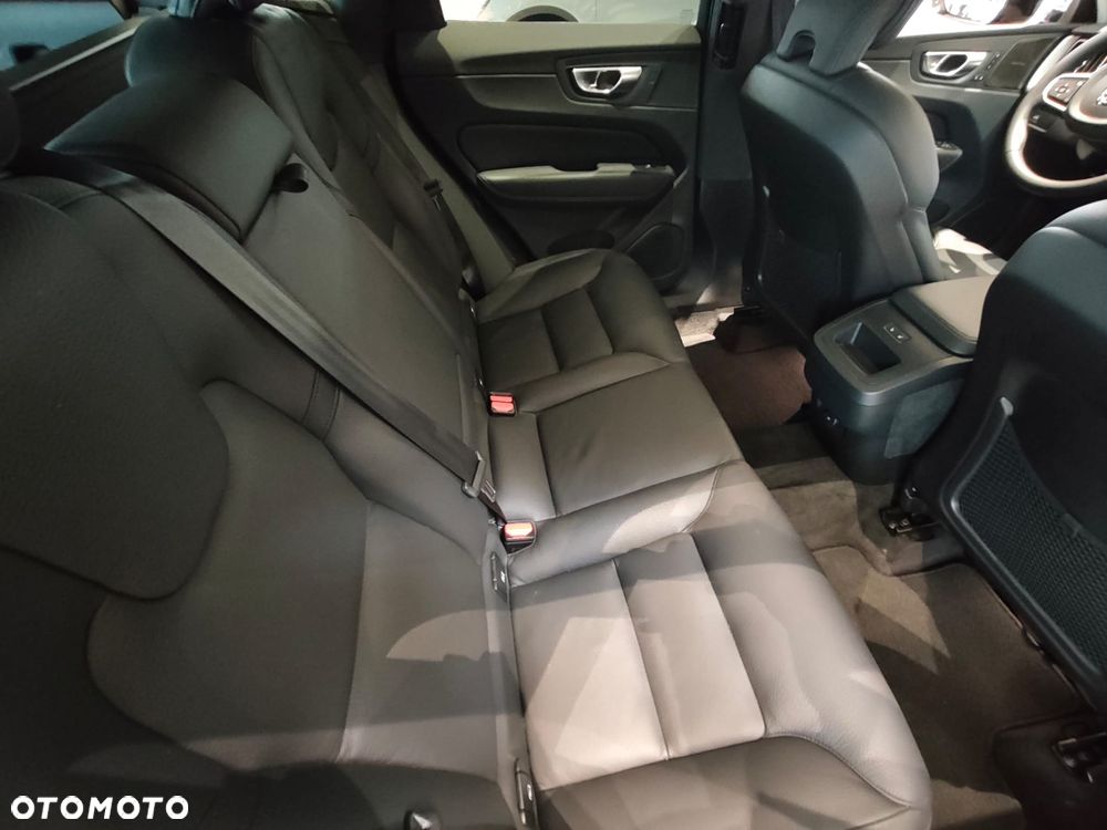 Volvo XC 60 B4 B Plus Dark - 27